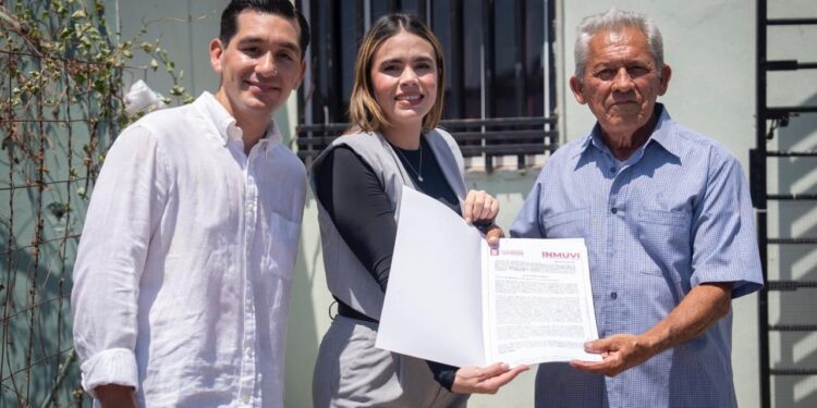 Ana Miriam Ramos otorga certeza jurídica a familias de la colonia Valle de Amapas