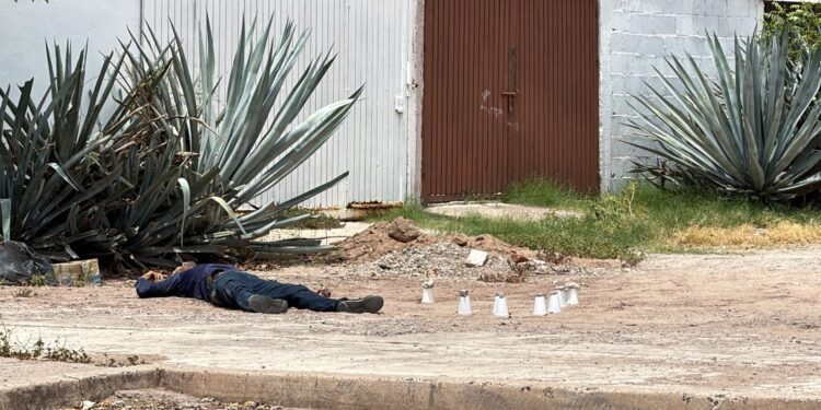 Ejecutan a balazos a un hombre en el estacionamiento de departamentos del Infonavit Humaya