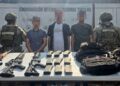 Tres hombres, entre ellos un menor de edad, fueron detenidos por el Grupo Interinstitucional en posesión de fusiles, cargadores, cartuchos y equipo táctico, en Culiacán