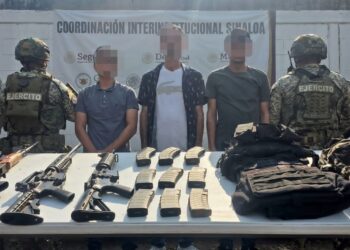 Tres hombres, entre ellos un menor de edad, fueron detenidos por el Grupo Interinstitucional en posesión de fusiles, cargadores, cartuchos y equipo táctico, en Culiacán