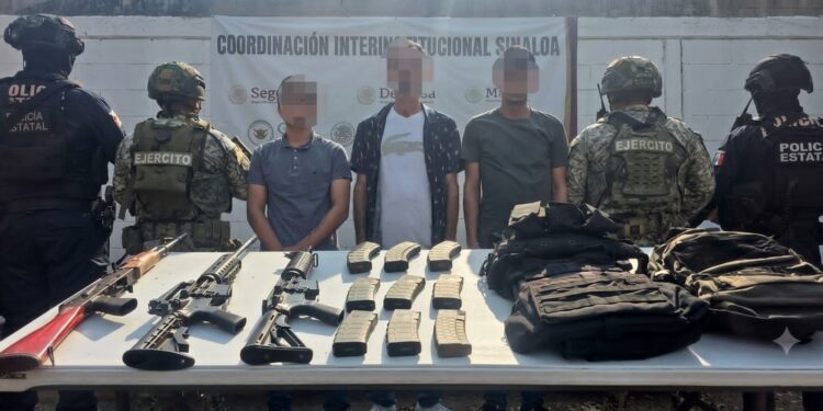 Tres hombres, entre ellos un menor de edad, fueron detenidos por el Grupo Interinstitucional en posesión de fusiles, cargadores, cartuchos y equipo táctico, en Culiacán