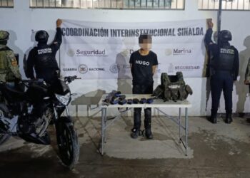 En Escuinapa, el Grupo Interinstitucional detuvo a un civil que intentó evadir a la autoridad; le aseguraron un fusil, cargadores y municiones