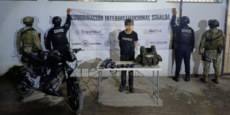 En Escuinapa, el Grupo Interinstitucional detuvo a un civil que intentó evadir a la autoridad; le aseguraron un fusil, cargadores y municiones