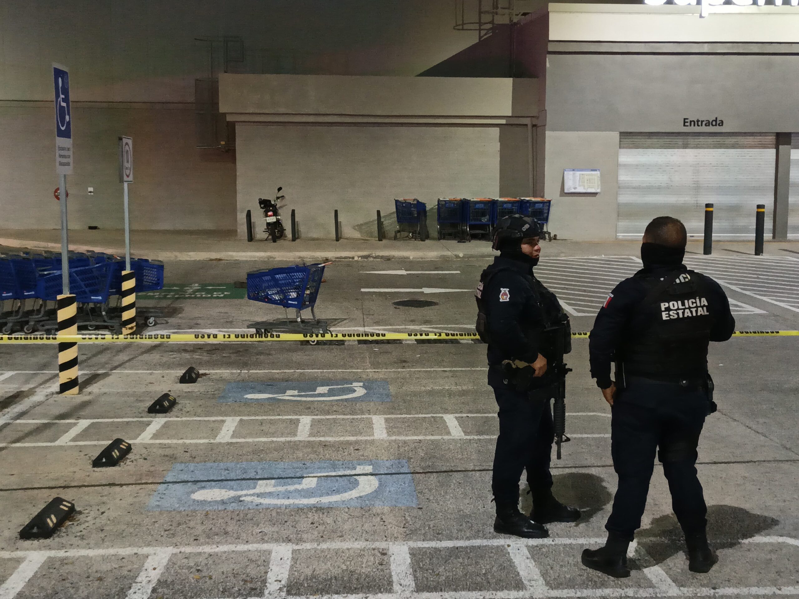 Identifican a hombre asesinado en estacionamiento de Walmart La Conquista; su esposa continúa lesionada