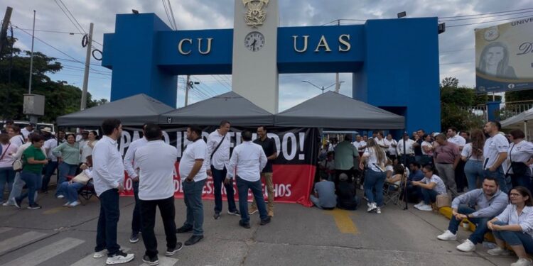 “Vivimos con la incertidumbre de si nos van a pagar”: trabajadores de la UAS mantienen plantón en Culiacán