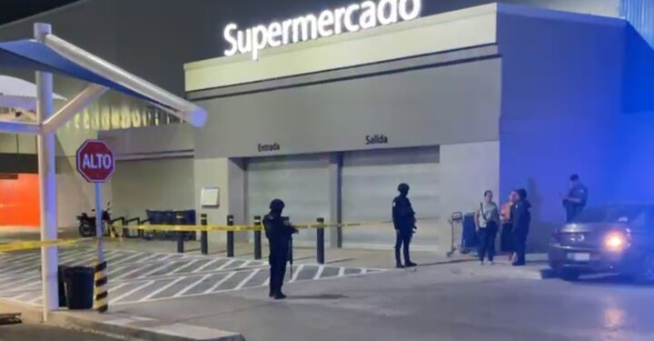 Ejecutan a un hombre en el estacionamiento de Walmart La Conquista