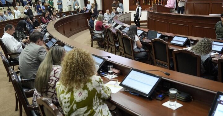 Congreso aprueba licencias indefinidas de los diputados Rodolfo Valenzuela Sánchez y Kristiam Alexis Espinoza García
