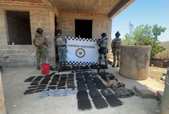 Fuerzas federales aseguran armas, explosivos y equipo táctico en operativos realizados en Sinaloa