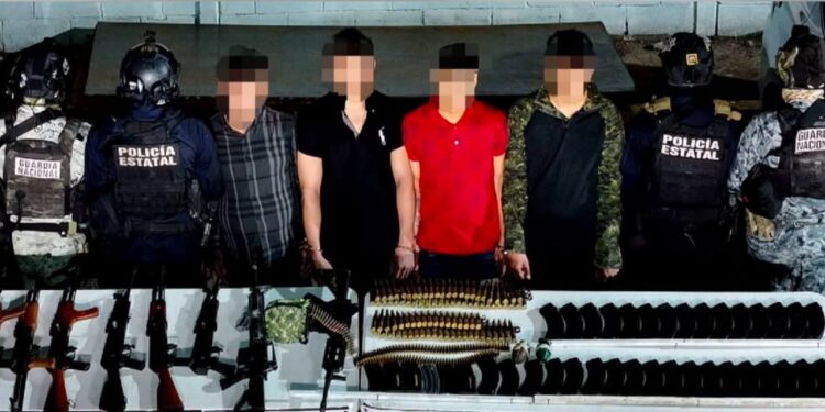 Capturan autoridades federales a 4 civiles; les asegura 7 fusiles, una ametralladora, cargadores, cartuchos, granadas, equipo táctico, dosis de droga y 2 vehículos