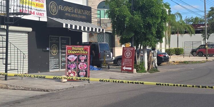 Asesinan a balazos a una mujer frente a una florería en la colonia Tierra Blanca, en Culiacán