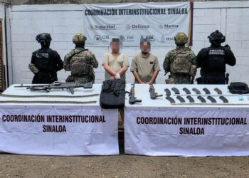 Detienen a dos presuntos integrantes de “Los Chapitos” con arsenal y mil pastillas de presunto fentanilo en Culiacán