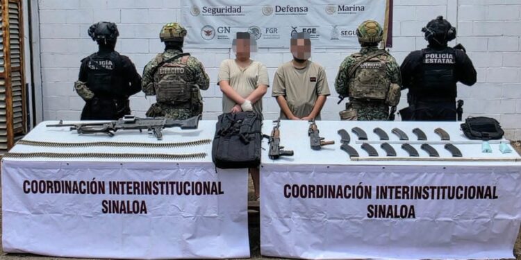 Detienen a dos presuntos integrantes de “Los Chapitos” con arsenal y mil pastillas de presunto fentanilo en Culiacán