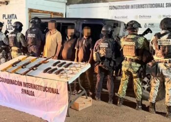 Tras una persecución y agresión armada en el municipio de Culiacán, el Grupo Interinstitucional detuvo a 3 civiles, redujo a 2 y aseguró fusiles, municiones, presunta droga y ponchallantas