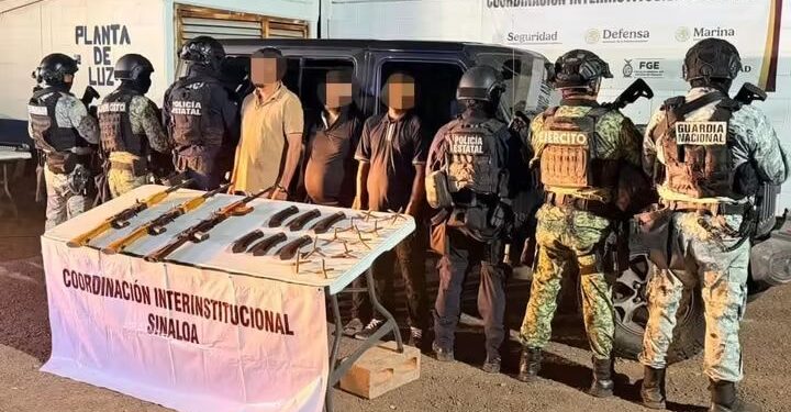 Tras una persecución y agresión armada en el municipio de Culiacán, el Grupo Interinstitucional detuvo a 3 civiles, redujo a 2 y aseguró fusiles, municiones, presunta droga y ponchallantas