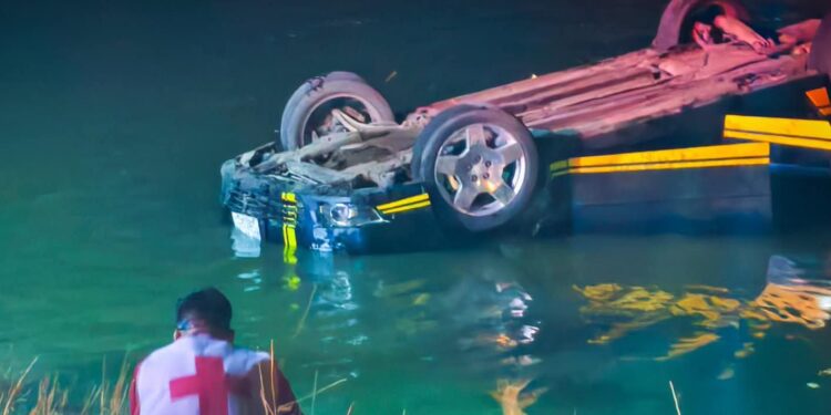 Muere músico tras caer con su vehículo a un canal en Las Arenitas, Eldorado