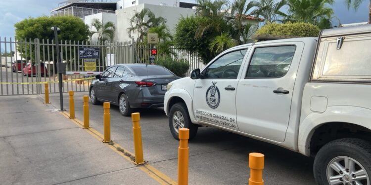 Grupo armado ataca vivienda y vehículo en residencial privado del sector Congreso del Estado, en Culiacán