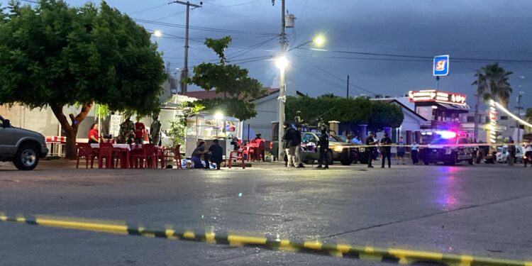 Asesinan a un hombre mientras cenaba en una taquería del sector Infonavit Barrancos; un empleado resulta herido