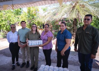 Ana Miriam Ramos encabeza entrega de agua purificada a vecinos de la sindicatura Baila