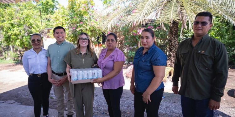 Ana Miriam Ramos encabeza entrega de agua purificada a vecinos de la sindicatura Baila