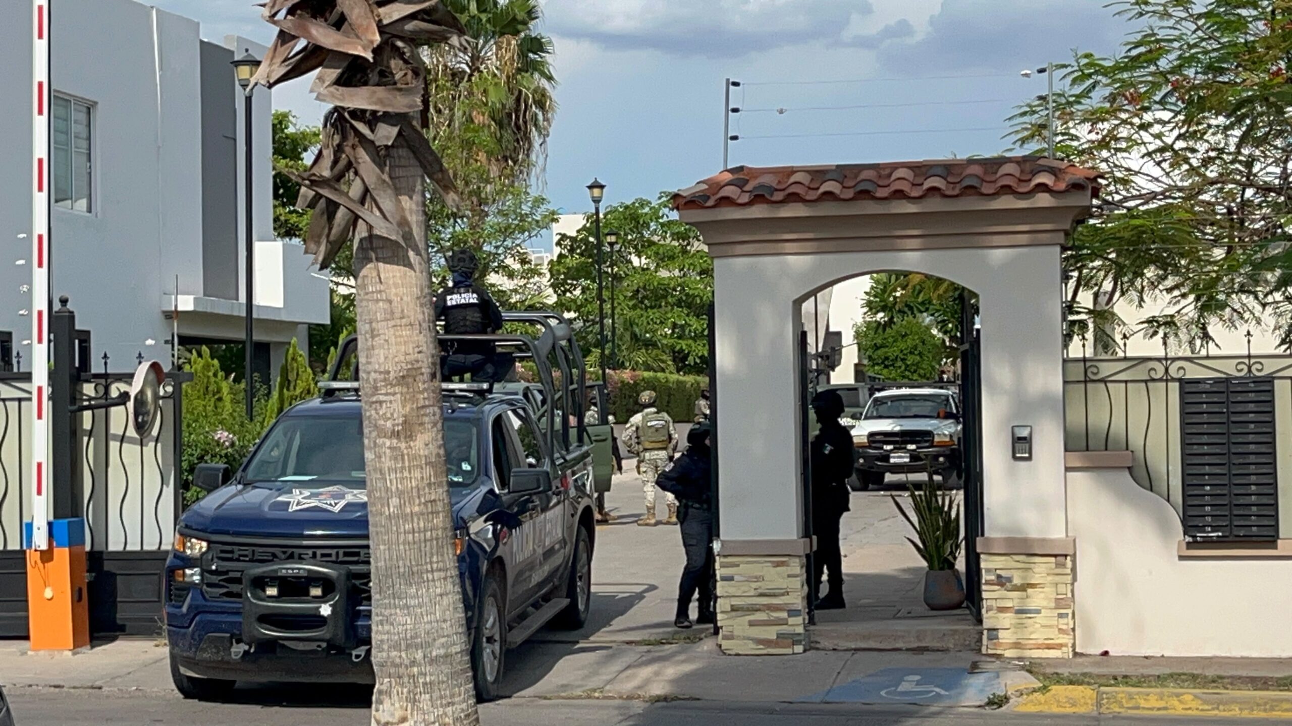 Fuerzas estatales y federales resguardan vivienda con presunto arsenal y explosivos en Stanza Cantabria
