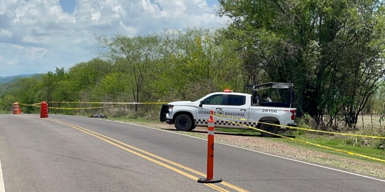 Localizan a dos hombres sin vida en la carretera a Agua Blanca, al oriente de Culiacán