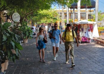 Recibe Mazatlán a más de 3,800 turistas en el primer crucero de julio