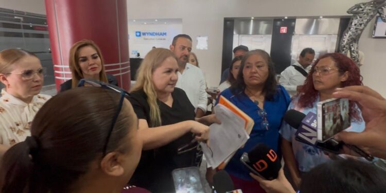 “Ya no pagaremos lo injusto”: ciudadanos de Sinaloa anuncian toma de casetas por altos recibos de la CFE; en Villa Juárez ya retiraron medidores