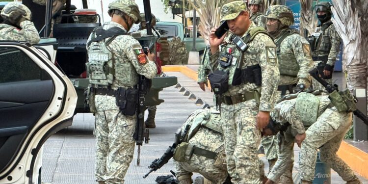 Grupo armado abandona vehículo con armas, municiones y equipo táctico tras persecución en Valle Alto, Culiacán