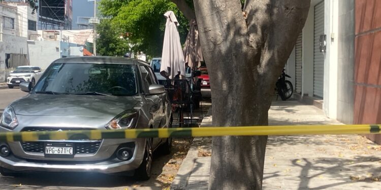 Atacan a balazos al propietario de un autolavado en el centro de la ciudad; permanece grave