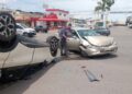 Dos personas resultan lesionadas tras choque y volcadura en la zona del Mercado de Abastos de Culiacán
