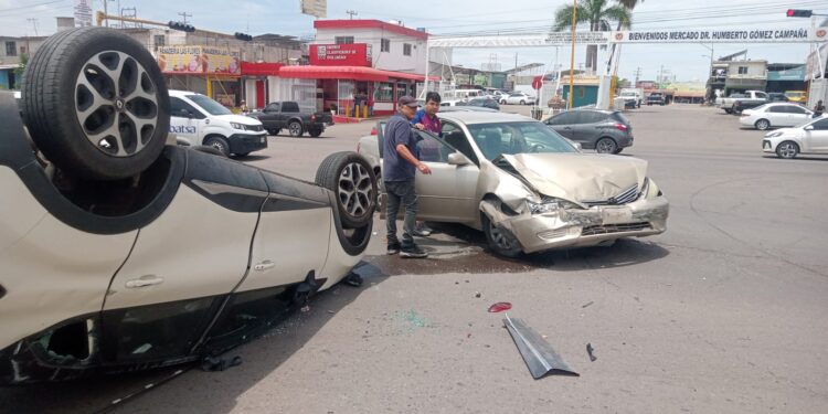 Dos personas resultan lesionadas tras choque y volcadura en la zona del Mercado de Abastos de Culiacán