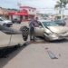 Dos personas resultan lesionadas tras choque y volcadura en la zona del Mercado de Abastos de Culiacán
