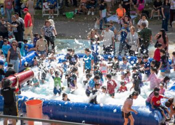 Aqua Fest y Bazar Bienestar Integral reúnen a cientos de familias en una refrescante tarde de diversión en Las Riberas