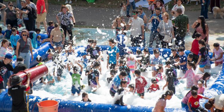 Aqua Fest y Bazar Bienestar Integral reúnen a cientos de familias en una refrescante tarde de diversión en Las Riberas