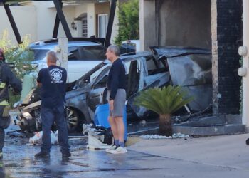 Grupo armado incendia residencia tras utilizar vehículo robado para derribar el portón en Monterreal