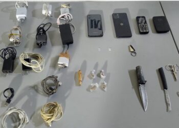Hallan celulares, cargadores, un control para videojuego, chips, un módem y más en el penal de Aguaruto, en Culiacán