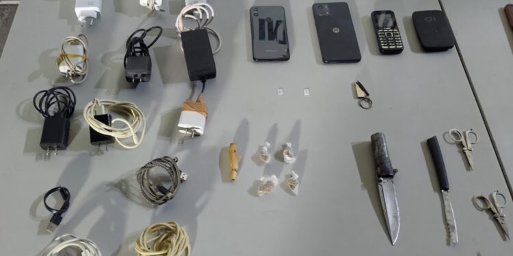 Hallan celulares, cargadores, un control para videojuego, chips, un módem y más en el penal de Aguaruto, en Culiacán