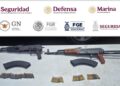 Derivado de un reporte al 9-1-1, la Base de Operaciones Interinstitucional Navolato aseguró una camioneta con reporte de robo y dos fusiles en su interior