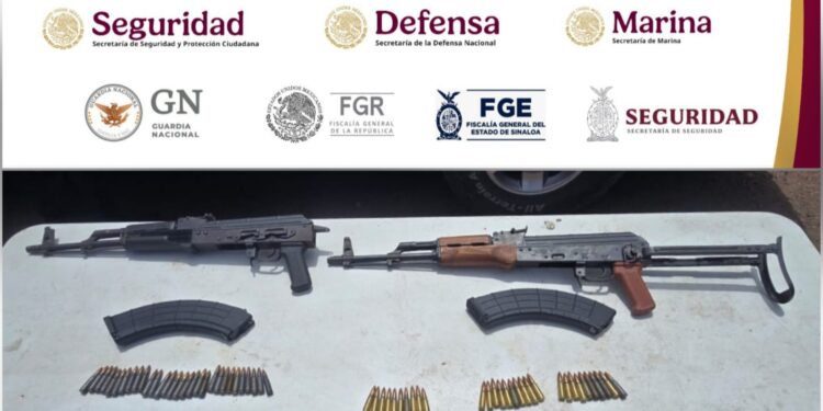 Derivado de un reporte al 9-1-1, la Base de Operaciones Interinstitucional Navolato aseguró una camioneta con reporte de robo y dos fusiles en su interior