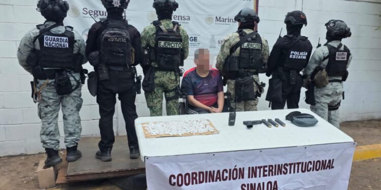 Derivado de una denuncia anónima al 089, el Grupo Interinstitucional detuvo a un masculino; le aseguraron un arma, municiones y presunta cocaína