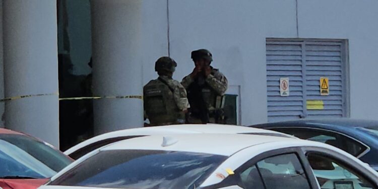 Intento de privación de la libertad desató balacera en Soriana Zapata; un hombre muere y dos más resultan heridos