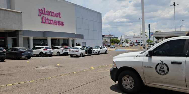 Ataque armado en Soriana Zapata deja tres hombres heridos y varios vehículos dañados