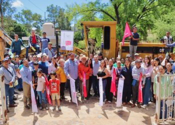 José Paz López da banderazo de inicio de obra en Santiago de los Caballeros, Badiraguato