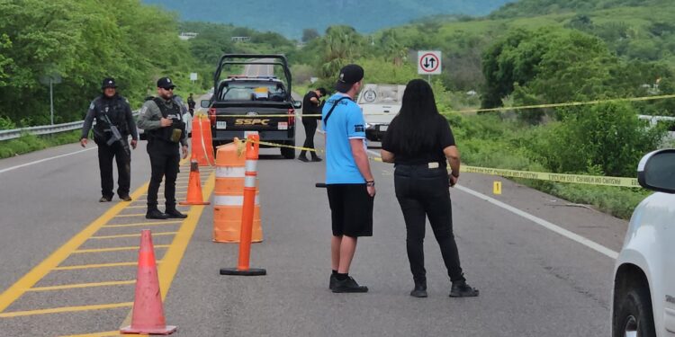 Hallan a un hombre asesinado con ráfagas de “cuerno de chivo” en la carretera libre Culiacán–Los Mochis