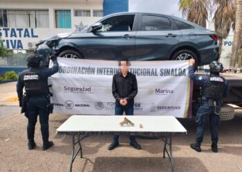 Civil armado que viajaba a bordo de un vehículo es detenido en Culiacán