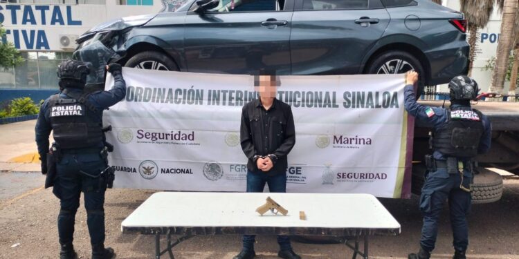 Civil armado que viajaba a bordo de un vehículo es detenido en Culiacán