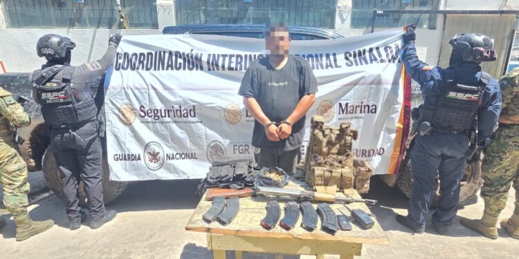 Grupo Interinstitucional detiene a civil armado que circulaba en una pickup con reporte de robo