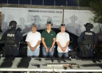 Durante una persecución en Culiacán, el Grupo Interinstitucional detuvo a tres civiles y aseguró armas largas y cortas, cargadores y municiones