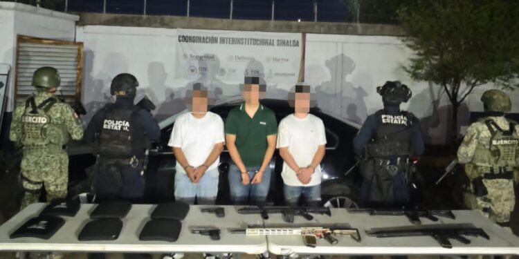 Durante una persecución en Culiacán, el Grupo Interinstitucional detuvo a tres civiles y aseguró armas largas y cortas, cargadores y municiones