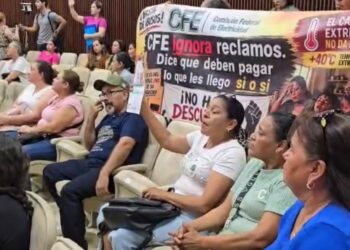Con medidores en mano, familias toman el Congreso de Sinaloa por recibos de luz de hasta 100 mil pesos
